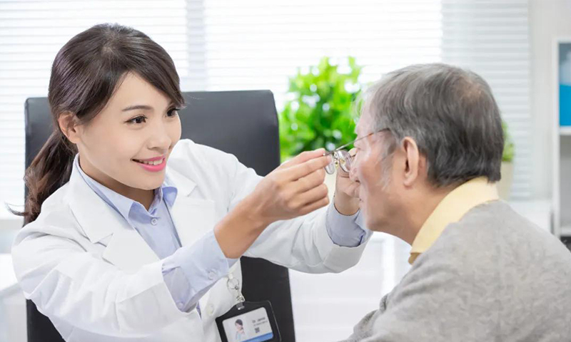 剛進(jìn)入40歲，你能接受戴老花鏡嗎？