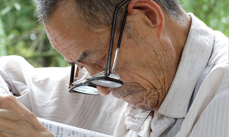 選配老花鏡掌握六個(gè)關(guān)鍵點(diǎn)，佩戴舒適不頭暈