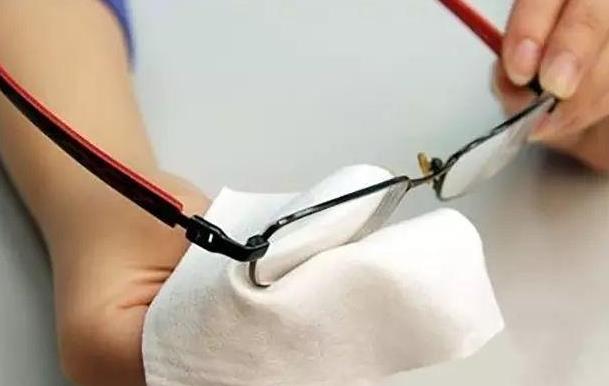 老花鏡防輻射眼鏡的作用、保養(yǎng)，你真的都懂嗎？