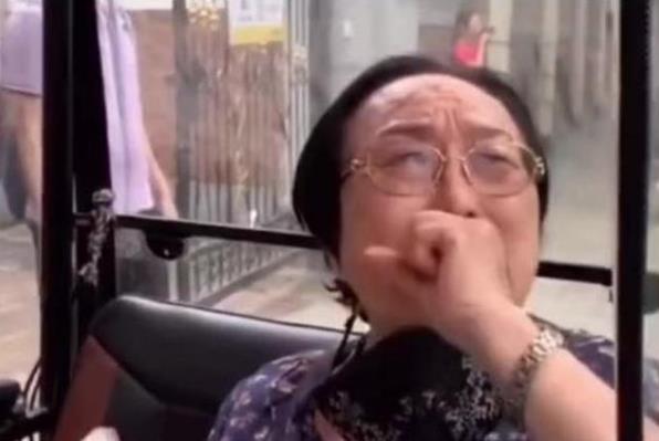 老花鏡不能隨意佩戴，按照年齡度數(shù)購(gòu)買(mǎi)不準(zhǔn)確