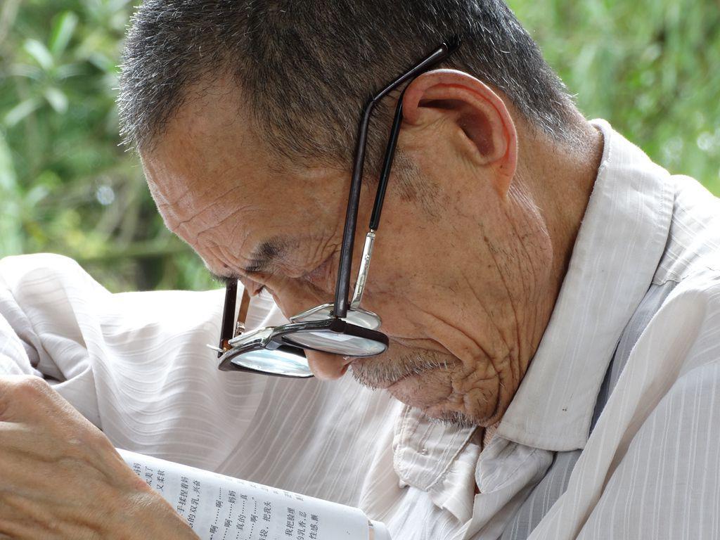 “老花眼”誰都避不開，哪些癥狀說明眼睛提前“花”了？