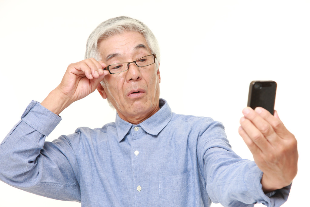 美麗島視光專家在線提醒：單手摘眼鏡一時(shí)爽，不良影響卻不小……